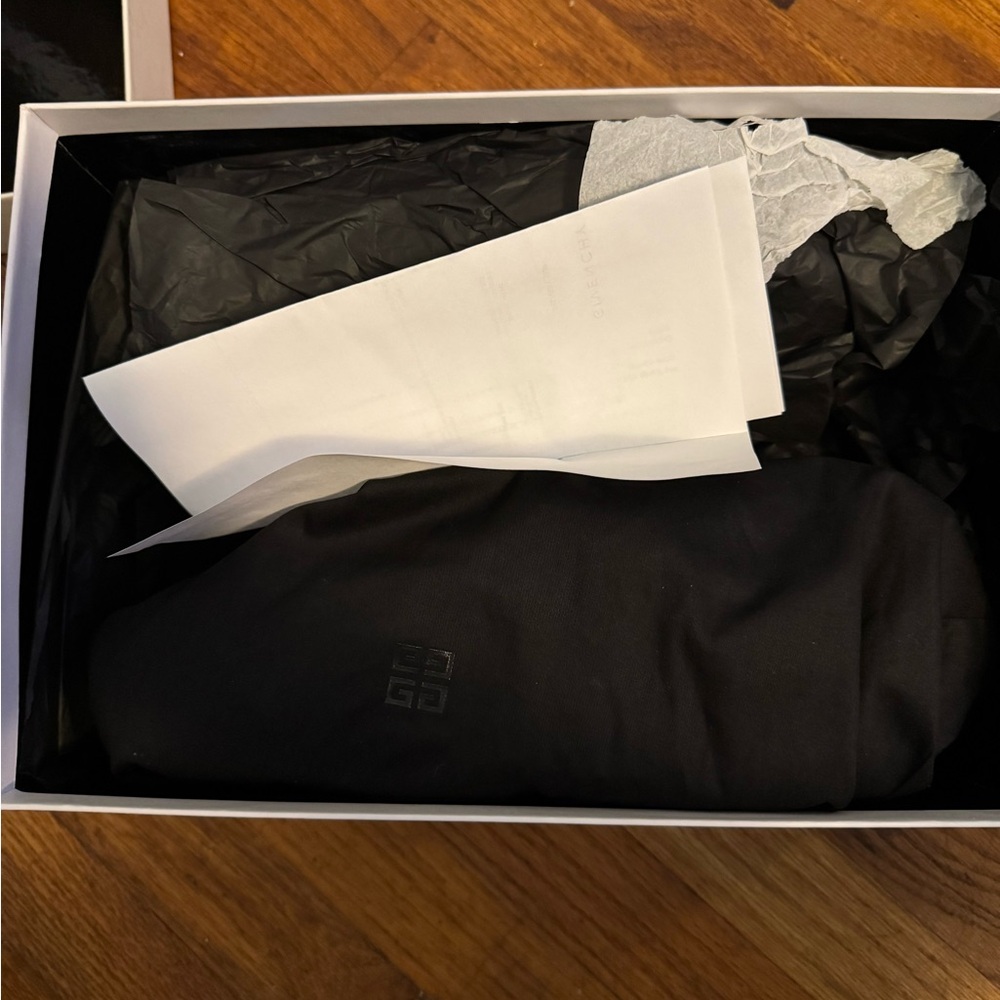 Givenchy Black and White Low-Top Sneakers - Picture 2 of 4